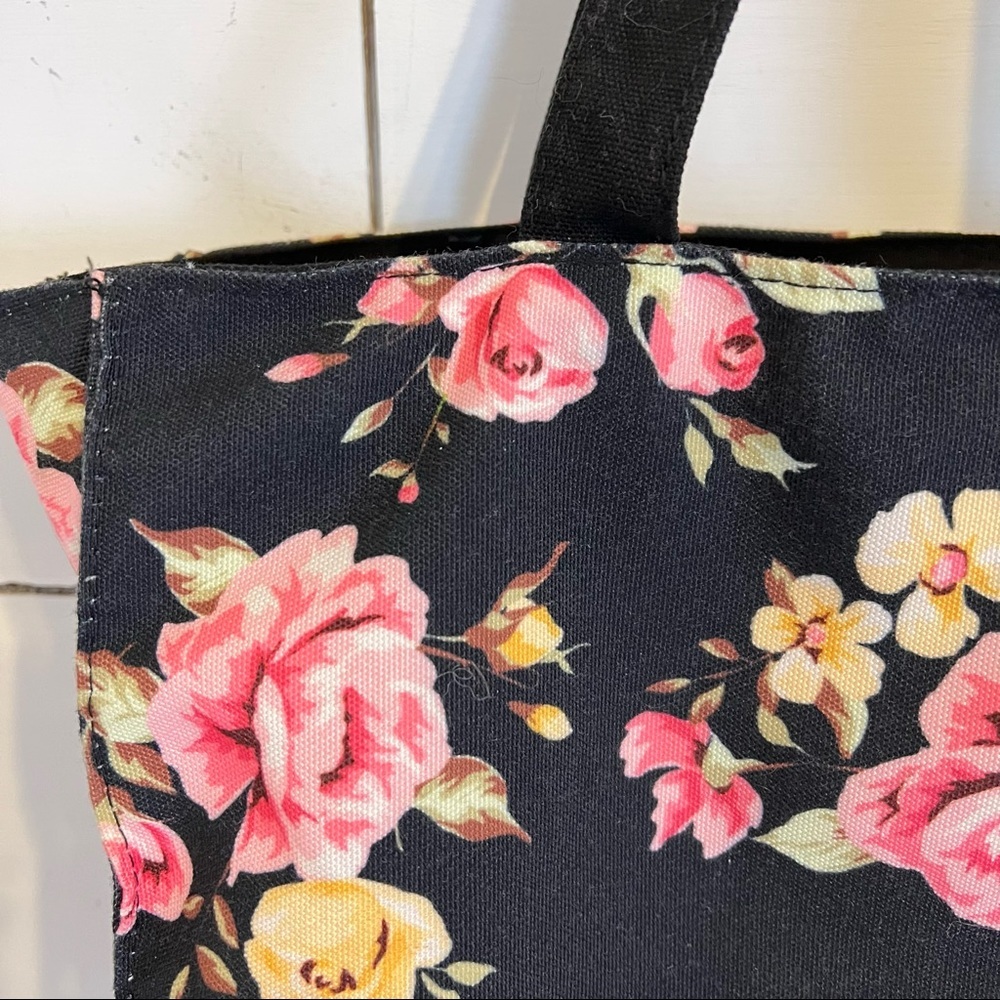 Robin Ruth Floral Canvas Las Vegas Bag. - Picture 3 of 11